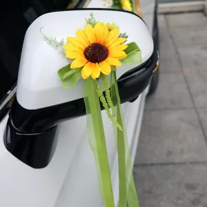 Décoration de rétroviseur de voiture de mariage tournesol artificiel avec rubans verts élégants.