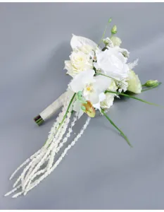 Detaillierte Ansicht des eleganten weissen kuenstlichen Braut Traenenstrausses mit Blueten.