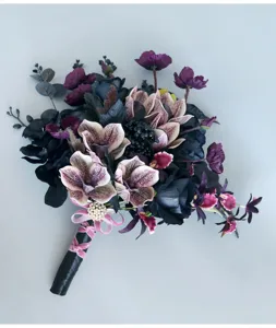 Dunkelvioletter künstlicher Orchideen Brautstrauß im Vintage Stil für Gothic Hochzeit Dekoration.