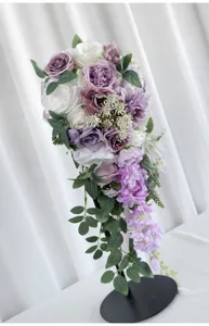 Künstlicher Kaskaden Brautstrauß weiße und lila Rosen Blumen für Hochzeitsdeko Requisite