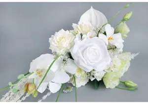 Nahaufnahme des weißen künstlichen Hochzeits-Brautstrauß-Details mit Rosen und Orchideen.