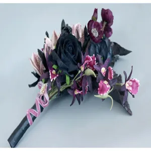 Nahaufnahme des künstlichen Hochzeitsblumenstraußes mit dunklen lila Phalaenopsis Orchideen.