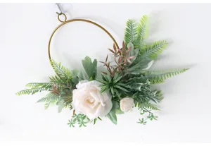 Künstlicher Blumenkranz mit goldenem Metallring und edler weißer Rose Detailansicht