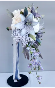 Bouquet da sposa a cascata artificiale con gigli blu e rose bianche per matrimonio.