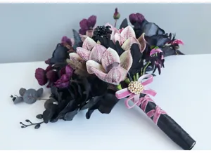 Dunkler gotischer Brautstrauß für Hochzeit mit lila Orchideen und rosa Samtband Details