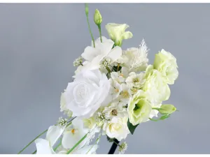Künstlicher Hochzeits-Tropfen-Blumenstrauß weiß grüne Rosen Brautdeko Detailaufnahme.
