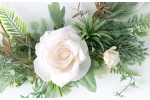 Künstliche weiße Rosen Kranz Detail Ansicht, elegante hängende Blumen Wanddekoration.
