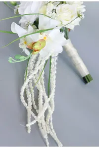Nahaufnahme Detail des weißen künstlichen Hochzeitsblumenstraußes mit Kaskaden-Tropfen-Design Griff.