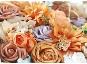 Primer plano de rosas artificiales en tonos otoñales para caja de regalo DIY y decoración.