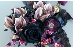 Nahaufnahme gotischer schwarzer Rosen und violetter künstlicher Hochzeits-Blumensträuße.