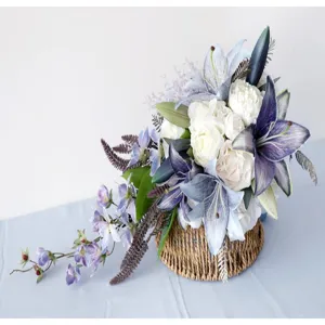 Vista di dettaglio del bouquet da sposa a cascata con gigli artificiali per matrimoni.