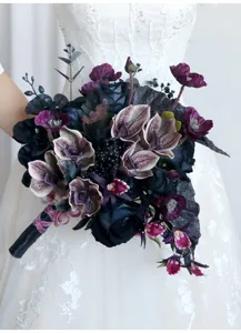 Detailansicht des gotischen, dunkelvioletten künstlichen Orchideen-Brautstraußes, elegante Hochzeit.