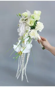 Weißer kaskadierender künstlicher Brautstrauß Detail, elegante Hochzeitsblumen.