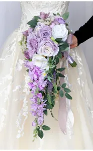 Detailansicht des europäischen kaskadierenden künstlichen Brautstraußes mit violetten Rosen.