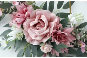 Nahaufnahme von künstlichen rosa Rosen und grünen Eukalyptusblättern für die Dekoration.