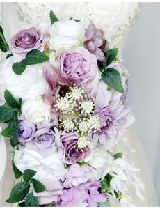 Wunderschöner künstlicher Tropfenbrautstrauß für Hochzeitsfotografie und romantische Dekoration.