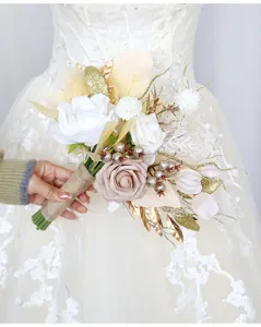 Künstlicher Brautstrauß mit weißen Rosen und goldenen Blättern für die Hochzeitsfotografie.