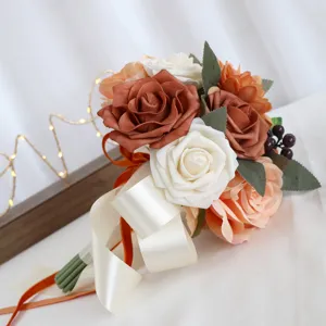 Kunstmatige bruidsboeket schuim rozen bloemen voor huwelijk ceremonie feest decor.