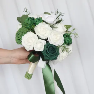 Weiße und grüne künstliche Rosen Brautstrauß für Hochzeitsfotografie und Partydekoration.