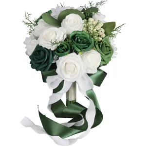 Kuenstlicher weisser und gruener Rosen Brautstrauss künstliche Blumen fuer Hochzeit.