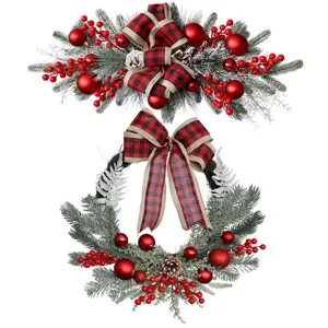 Set ghirlanda di natalizia e festone porta con fiocco scozzese e bacche rosse per decorazione.
