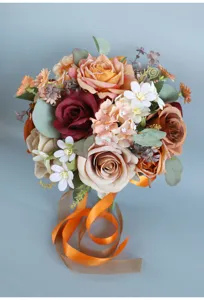 Künstlicher Rosen Brautstrauß Detail mit gemischten Seidenblumen und orangen Bändern.