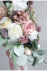 Bouquet de mariée artificiel en cascade avec des roses roses et des feuilles d'eucalyptus.