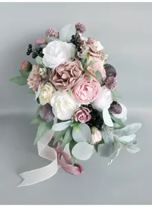 Vue détaillée du bouquet de mariée artificiel cascade, avec des roses et des feuilles d'eucalyptus.
