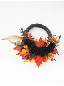 Detailansicht des Halloween Deko-Kranzes mit künstlichen schwarzen Rosen und Ahornblättern.
