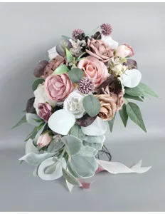 Vue détaillée du bouquet de mariée cascade artificiel, mettant en valeur les textures de roses.