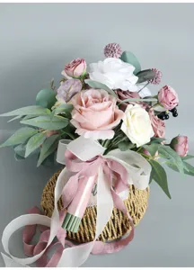 Bouquet de mariée artificiel avec roses roses blanches et rubans pour accessoires photo.