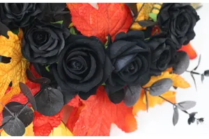 Detailansicht des künstlichen Halloween-Kranzes mit schwarzen Rosen und herbstlichen Ahornblättern.