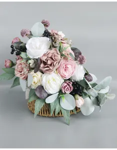 Gros plan détaillé du bouquet de mariée artificiel avec roses et feuilles d'eucalyptus.