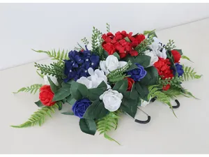 Künstliche Seidenblumen Gesteck mit roten weißen blauen Rosen für Feiertag Dekoration Detailansicht