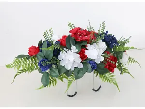 Detailansicht künstlicher Seidenblumen Gedenkgesteck mit rotem, weißem und blauem Design.