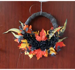 Detailansicht des Halloween Kunstblumenkranzes mit schwarzen Rosen und Ahornblättern.