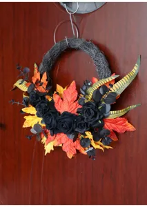 Halloween Deko Kranz mit künstlichen schwarzen Rosen und Ahornblättern für Tür und Wand.