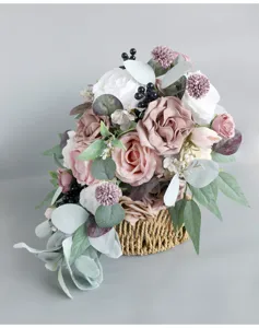 Bouquet de mariée cascade artificiel avec des roses et des feuilles d'eucalyptus