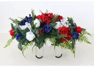 Detailansicht künstlicher Grabschmuck Blumen Gesteck mit Halterung in Rot Weiß Blau.