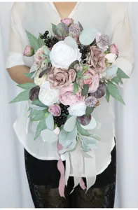 Gros plan détaillé du bouquet de mariée cascade artificiel avec roses roses et blanches.