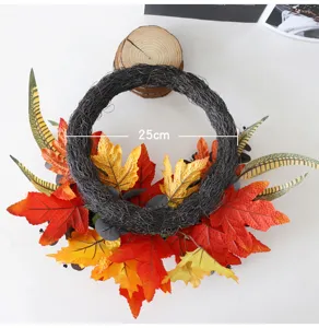 Nahaufnahme des dekorativen künstlichen Ahornblatt Herbstkranzes mit natürlichem Rattan.