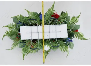 Künstliche Friedhofsblumen Sattel Detailansicht mit Größenmessung für Grabdekoration.