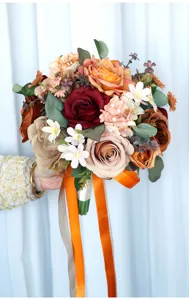 Künstlicher Rosen-Brautstrauß, Detailansicht von Seidenblumen für die Hochzeitsdeko.