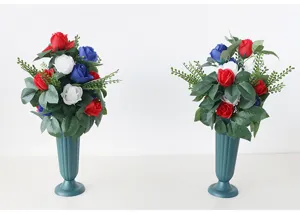 Künstliche Seidenrosen Blumenarrangement in grünem Vase für Gedenk- und Feiertagsdeko