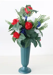 Künstlicher Seidenblumenstrauß mit roten weißen blauen Rosen für Gedenk- und Festtagsdekoration.
