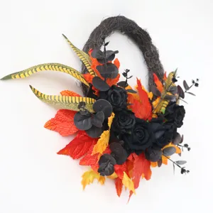Halloween Deko-Kranz mit künstlichen schwarzen Rosen und Ahornblättern für Wand und Tür.