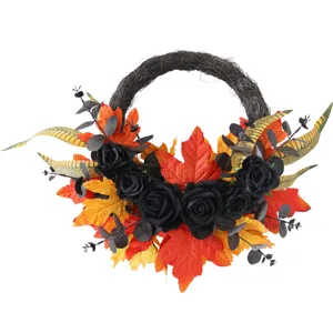 Halloween Kunstkranz mit schwarzen Rosen und bunten Ahornblättern für Haustürdekoration.