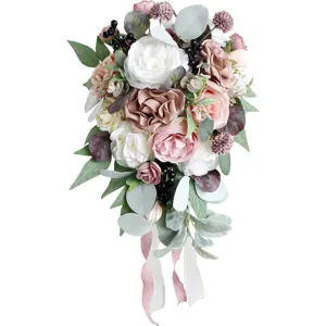 Magnifique bouquet de mariée cascade artificiel élégant avec des roses et eucalyptus.