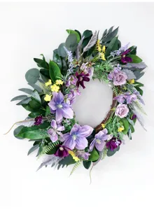 Detailansicht des künstlichen Frühlingsblumenkranzes mit violetten Rosen für die Wanddekoration.