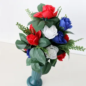 Künstliche Seidenrosen Blumenstrauß patriotisch rot weiß blau Dekoration für Feier.